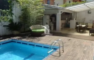 Sobrado de 700m², possui 6 dorm com 4 suítes, 4 salas e 7 vagas à venda na região alto de pinheiros.