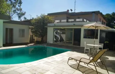 Casa assobradada com 377m²  4 dormes, 2 suites,  4 vagas. no bairro  alto de pinheiros.  casa á vend