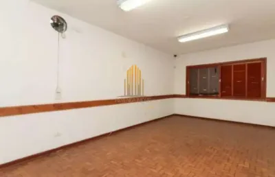 Casa residencial de 420m² possui sete dormitórios, quatro banheiros e três vagas á venda em pompéia