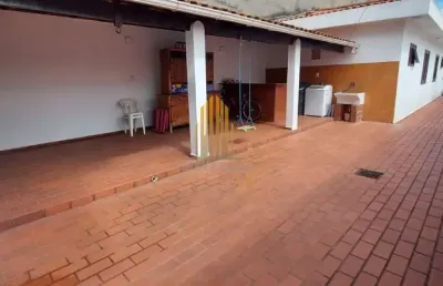 Casa residencial de 112m² possuindo 2 dormitórios , 3 banheiros e 2  vagas á venda na região da lapa