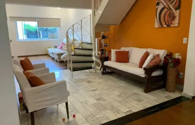 Sobrado de 262m² com quatro dormitórios (uma suíte) à venda na região da água branca.