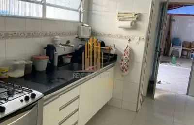 Casa assobradada de 150m² com tres dormitorios sendo uma suite, 3 banheiros e duas vagas de garagem.