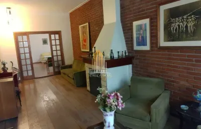 Moema - sobrado de 400m² possui 4 dormitórios sendo 2 suítes, 2 salas e 2 vagas.