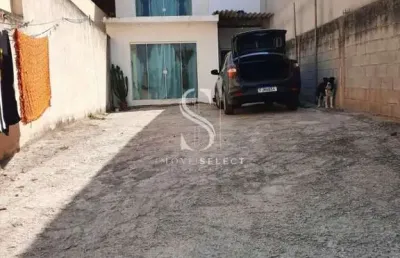 Interlagos - casa assobradada de 169m² com 1 quarto, 1 uma suite e com vaga para 6 carros.