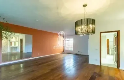 Moema - casa de 380m² com 3 dormitórios, jardim, sala de tv, sala de estar e 5 banheiros.