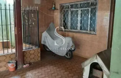 Casa térrea residencial de 260m², possui 3 dorms, 2 salas, 2 banheiros e 3 vagas, á venda em sacomã.