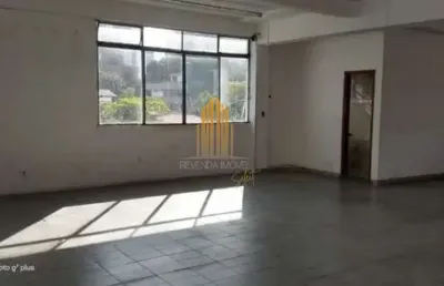 Galpão de 1.931m2 de área construída, em vão livrem com seis vagas, dois banheiros, no morumbi