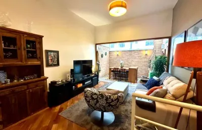 Las casas, casa de 110 m2 com 2 suítes e 2 vagas em condomínio. 2 salas, lavabo e cozinha americana.