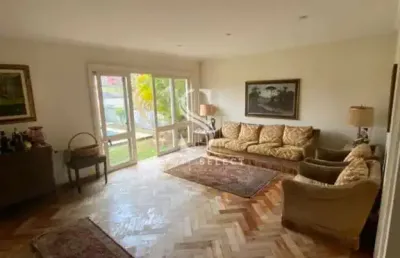 Morumbi - casa de 351m² com 4 suítes, 5 banheiros, 4 vagas e piscina.