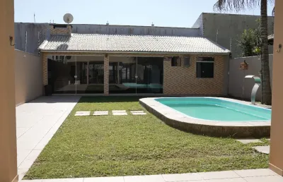 Ótimo sobrado com piscina apenas 55 m. da praia - mobiliado