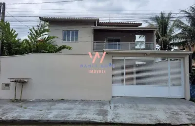 Sobrado a 50m da praia, com 4 suítes à venda, 300m² por r$ 1.350.000 - jardim britania - caraguatatuba/sp