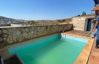 Casa com piscina á venda no bairro boa vista ubá -mg