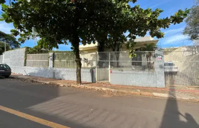 Casa térrea com 800 mt2 de terreo em excelente região próximo a aabb