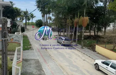 Sobrado com 3 suítes na quadra mar em  balneário piçarras-sc