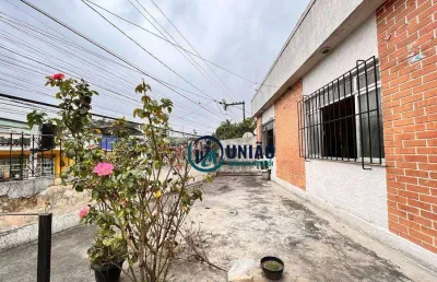 Casa junto ao comércio e condução - 2 quartos com garagem