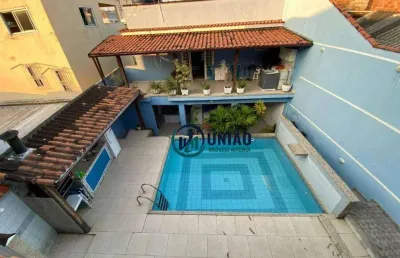 Ótima casa duplex, com 3 dormitórios, sendo uma suíte, 3 vagas, quintal, piscina, churrasqueira e energia solar!