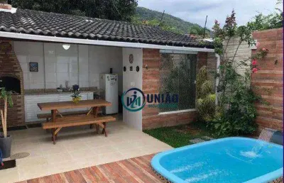 Linda casa com 3 dormitórios, sendo duas suítes, duas vagas, quintal com piscina e churrasqueira!!