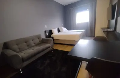 Flat mobiliado em hotel de luxo/ zona central/ ambientes integrados/ só 155 mil