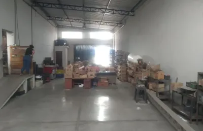 Galpão comercial/ 240 m²/ 2 wc´s/ ac. r. dr. américo figueredo