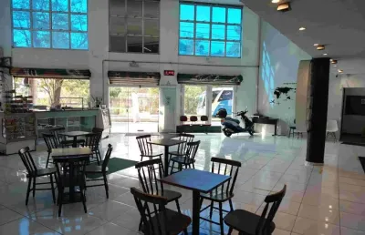 Prédio comercial em avenida na zona central/ 750 m²/ 12 salas/ 4 andares