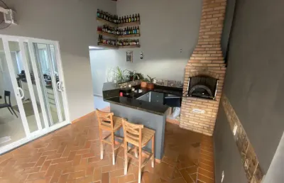 Casa térrea em cond./ 3 dorm./ suíte/ área gourmet/ à 5 min. do campolim