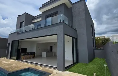 Sobrado em condomínio alto padrão/ 4 suítes/ piscina/ à 10 min. do campolim