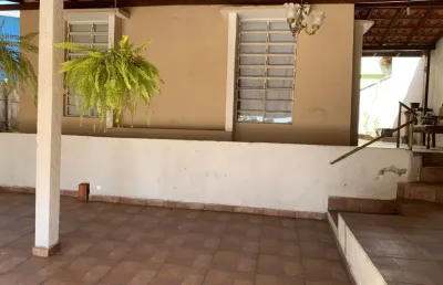 Casa com quintal amplo/ 2 dorm./ 2 vagas/ éden/ aluguel r$ 2.000,00