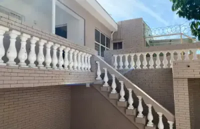Casa para locação/ 2 dorm./ 2 vagas/ quintal amplo/ zona central
