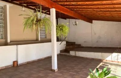 Casa com quintal amplo/ 2 dorm./ 2 vagas/ éden/ aluguel 2.000,00