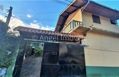 2 casas com área de lazer próximo ao centro da cidade