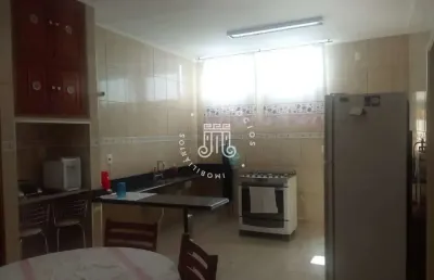 Casa térrea à venda com 02 dormitórios e edícula, localizada no bairro vila são paulo em jundiaí-sp.