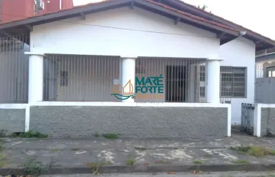 Casa com terreno de 250m² à poucos passos da orla (com laje)!