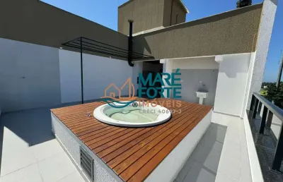 Cobertura próximo a praia com vista lateral para o mar
