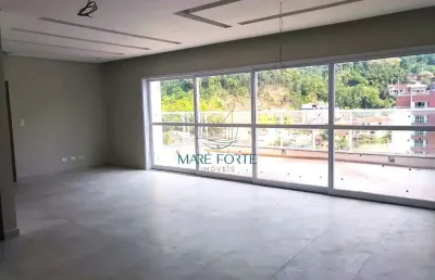 Linda e ampla cobertura com vista para as montanhas!!