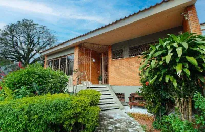 Casa à venda , 336m² de área total sendo 276m² privativos, 3 dormitórios, 1 suíte, 3 vagas de garagem, terraço, pátio frente e fundos, no bairro santa tereza.