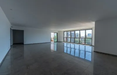 Apartamento reformado, sol da manhã, no coração do cambuí