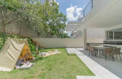 Casa moderna e nova no gramado (observar valores da opção com mobília e sem)*