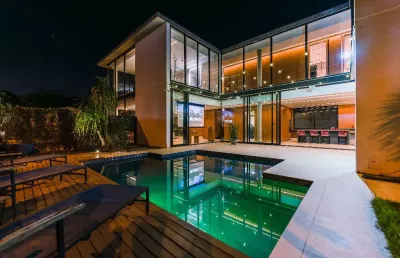 Casa moderna automatizada e área de lazer integrada