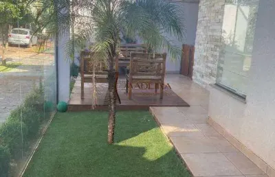 Casa à venda no Parque das Laranjeiras, Maringá 