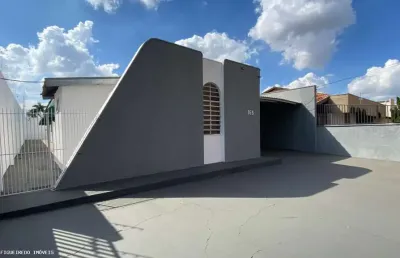 Casa à venda na Avenida Professor Dorival de Oliveira, 164, Vila João Godói, Araraquara