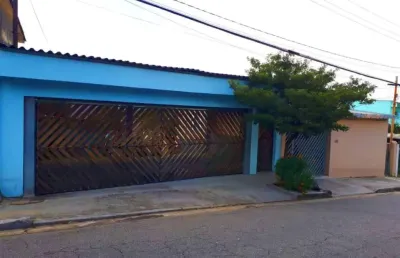 Oportunidade para investidores, com interesse em construir apartamentos com ou sem condomínio ou para quem deseja uma casa com ótimo espaço de terreno