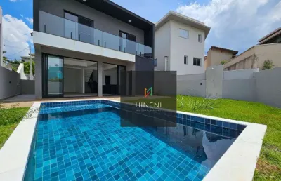 Sobrado invertido moderno com quintal gramado e piscina dentro de condominio fechado