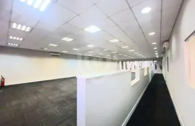 Venda de prédio comercial térreo no centro com 22 salas climatizadas, 36 vagas de garagem e 10 banheiros