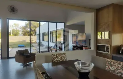 Casa térrea no recanto dos bandeirantes 3 quartos sendo 3 suítes sala 2 ambientes 3 vagas de garagens