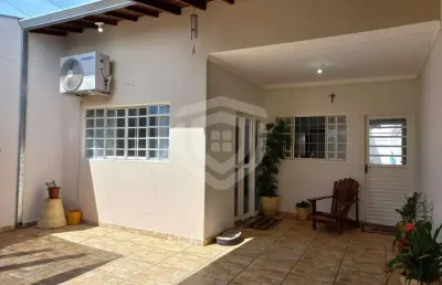 Casa para locação no alto paraiso, com 3 quartos sendo 1 suíte, 1 sala, 2 ambientes e 2 vagas de garagem