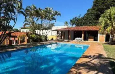 Casa à venda em estilo colonial com 4 suites no condomínio shangrilá - excelente localização