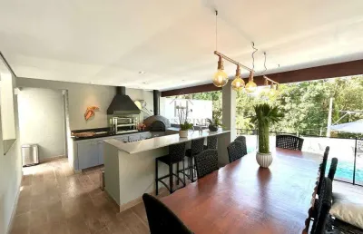 Casa à venda em cotia, granja viana ii, com 3 suítes, com 302 m²