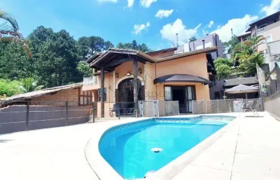 Casa à venda em cotia, chácara roselândia, com 3 suítes, com 246 m²