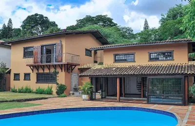 Residência contemporânea com vista panorâmica e piscina em condomínio fechado – granja viana, carapicuíba/sp