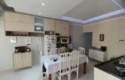 Sobrado com 268m² de 4 pavimentos com salão comercial e 2 casas pra moradia ou r